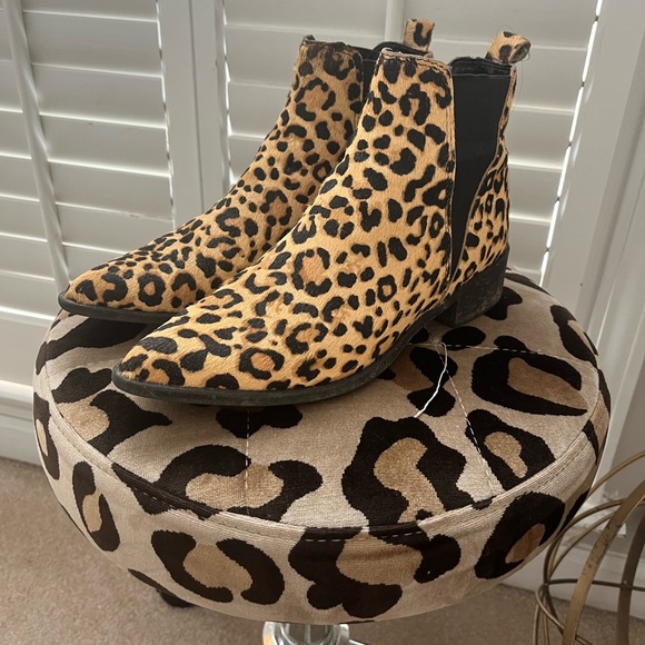 Leopard print, pointed toe Steve Madden booties - Picture 2 of 3
